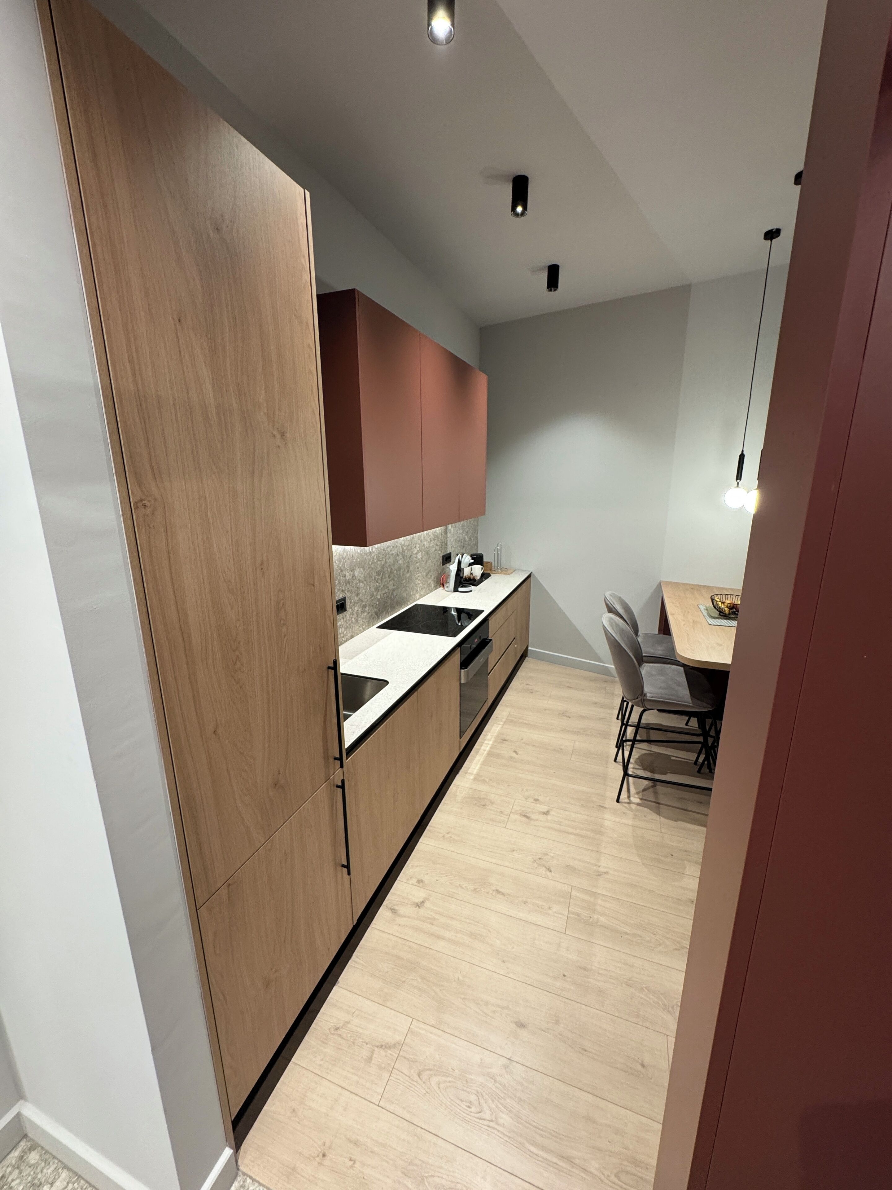 Apartemen Mewah, 2 kamar tidur, AC, pemandangan kota | Dapur pribadi | Lemari es besar, microwave, kompor, dan mesin espresso