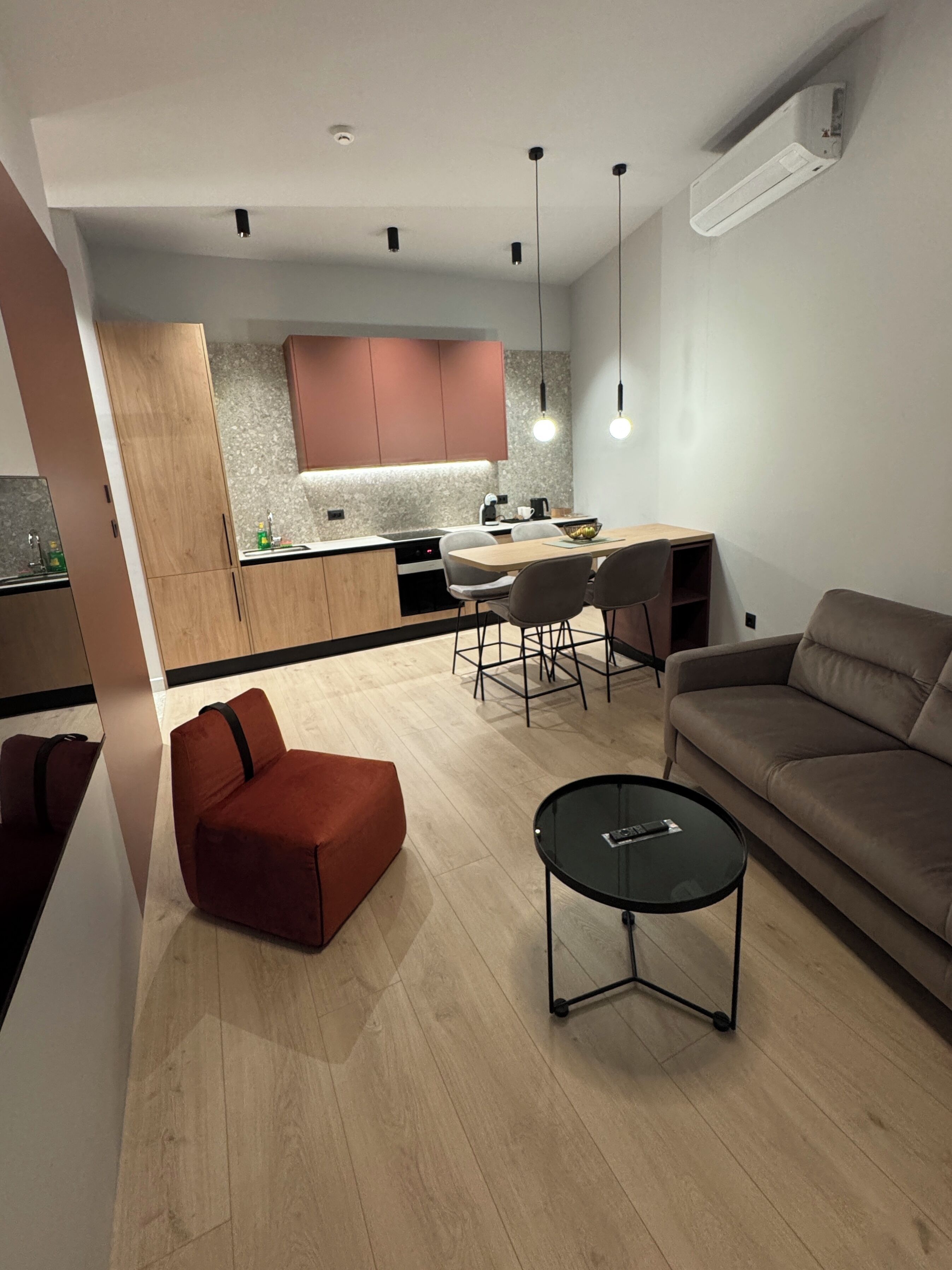 Apartemen Mewah, 2 kamar tidur, AC, pemandangan kota | Ruang keluarga | Smart TV