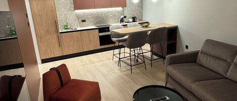 Luxury Apartment, 2 Bedrooms, Air conditioning, City View | Living room | Smart TV