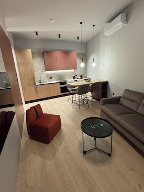 Luxury Apartment, 2 Bedrooms, Air conditioning, City View | Living room | Smart TV