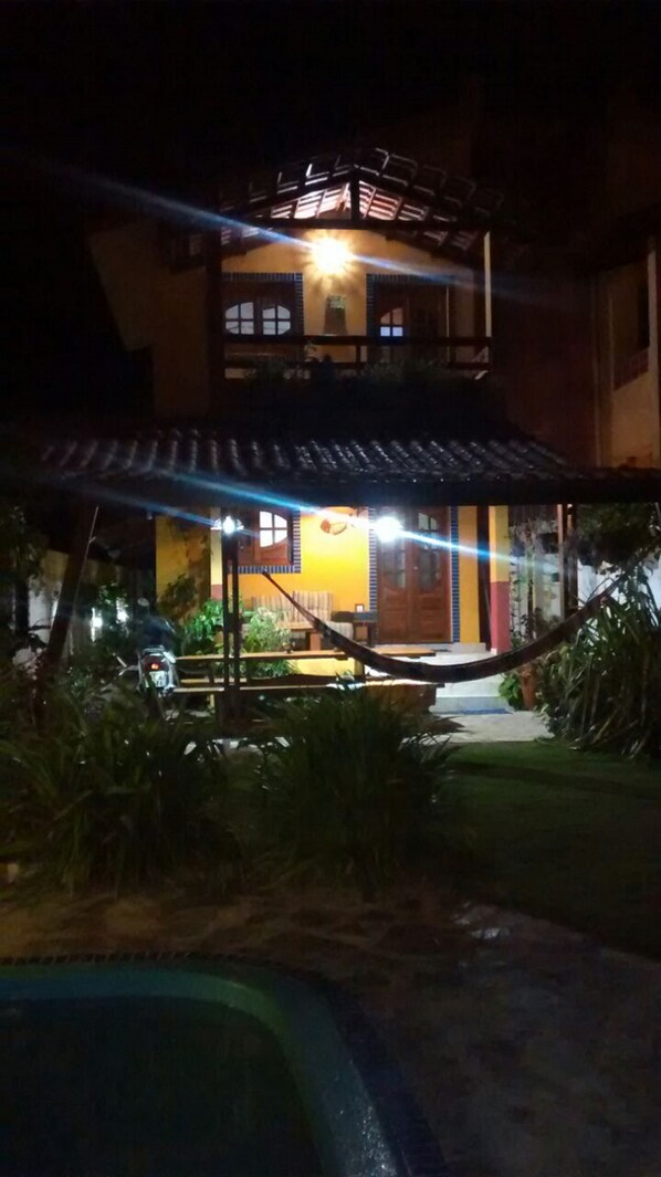 Fachada de la propiedad por la tarde o noche