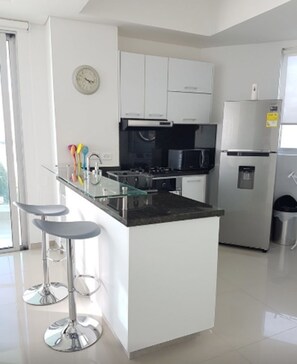 Appartement luxueux, 2 grands lits, non-fumeur | Cuisine privée | Réfrigérateur, four à micro-ondes, un four, surface de cuisson