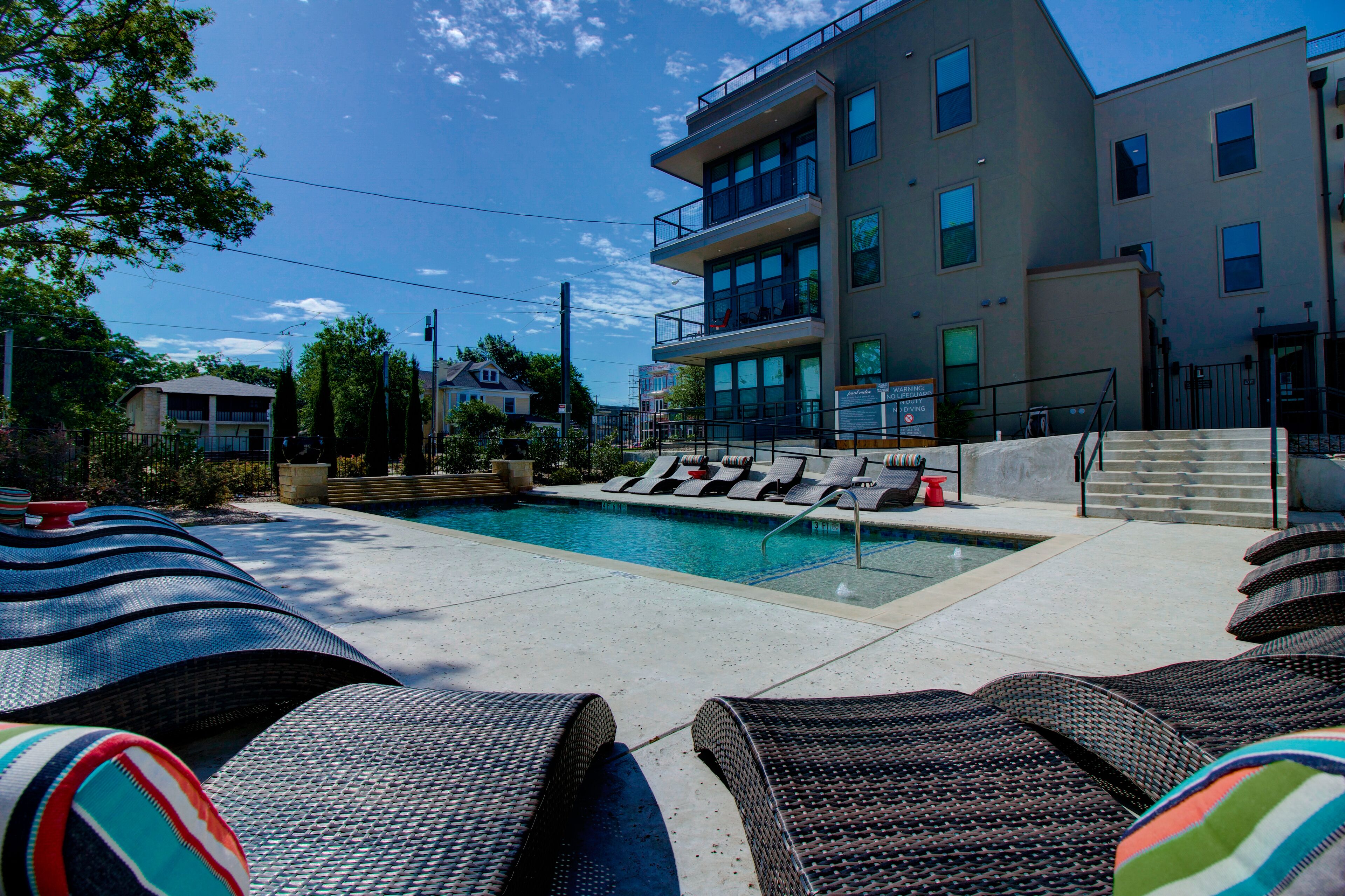 Kolam renang outdoor, dengan kursi berjemur