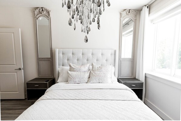 Svit Deluxe - 1 queensize-säng (Paris) | Sängtillbehör av högsta kvalitet och värdeförvaringsskåp på rummet