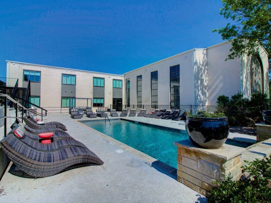 Piscina externa, funciona das 8h às 22h, espreguiçadeiras