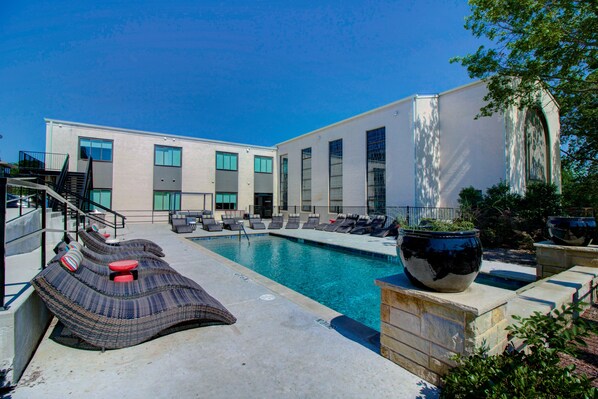 Outdoor pool, open 8 AM to 10:00 PM, pool loungers