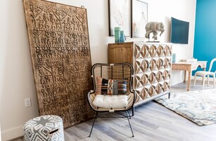 Ropa de cama de alta calidad y caja de seguridad en la habitación 