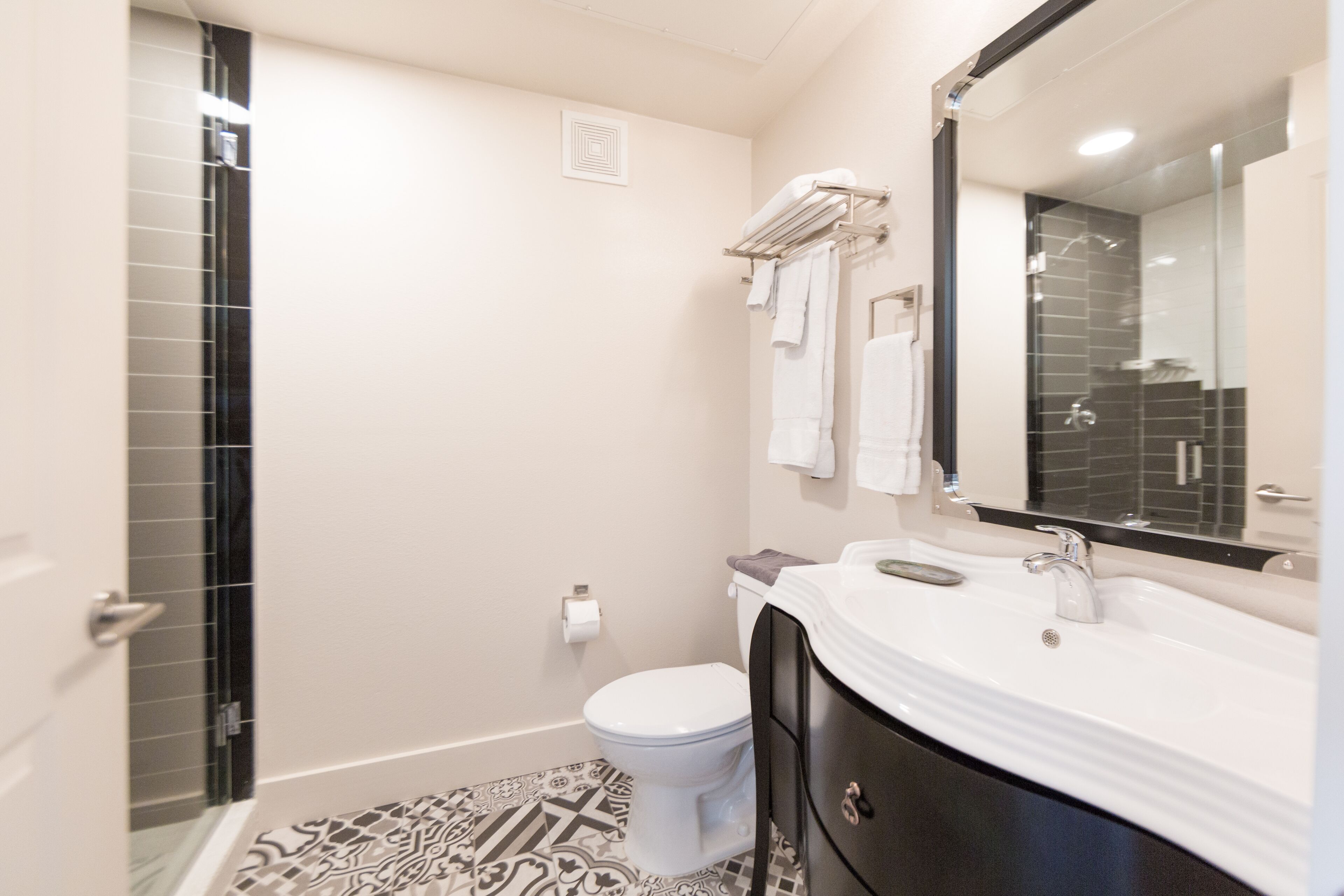 grand studio, 1 queen bed (singapore) | bathroom | free toiletries, hair dryer, towels