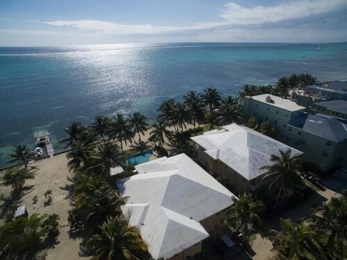 Bermuda Palms 10, beautiful oceanfront condo with pool