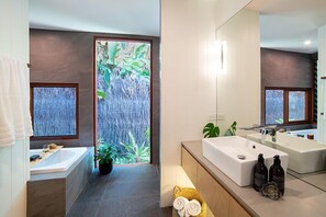 บ้านพักลักซ์ชัวรี่, 1 ห้องนอน, ห้องครัว, ริมทะเล | ห้องน้ำ | ฝักบัวในอ่างอาบน้ำ, เรนชาวเวอร์, ของใช้ในห้องน้ำฟรี, ไดร์เป่าผม