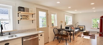 2King Bed BR Private Apt Downtown Brunswick