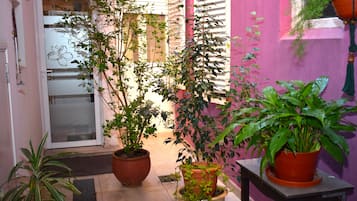 Basic Single Room | Interior detail