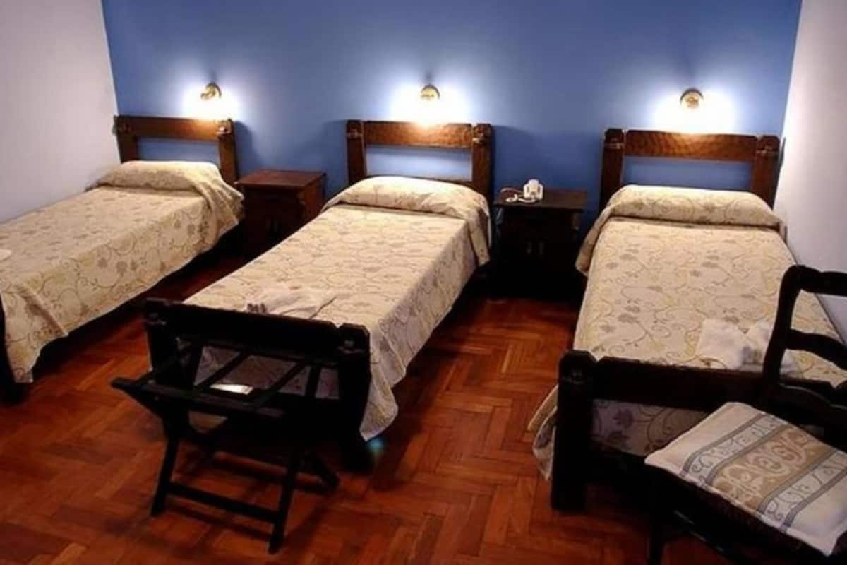 Superior driepersoonskamer, privébadkamer | Donsdekens, een laptopwerkplek, geluiddichte muren, gratis wifi