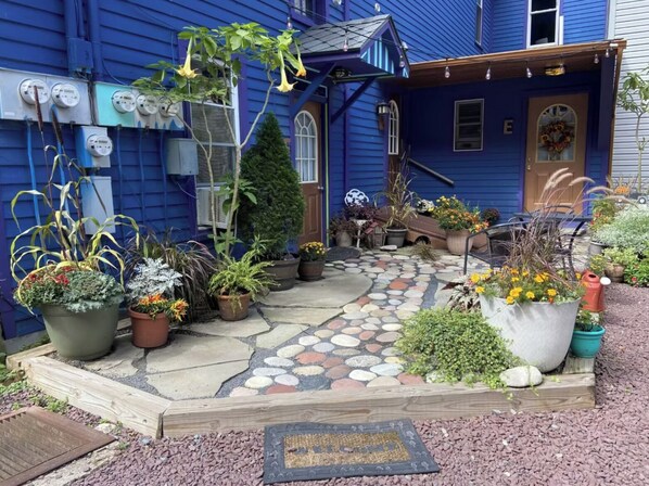 Exterior detail - Upscale King Suite with Purple Mattress and reserved off-street parking (Jim Thorpe)