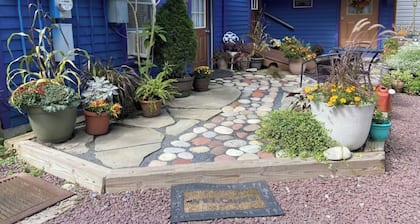 Upscale King Suite with Purple Mattress and reserved off-street parking