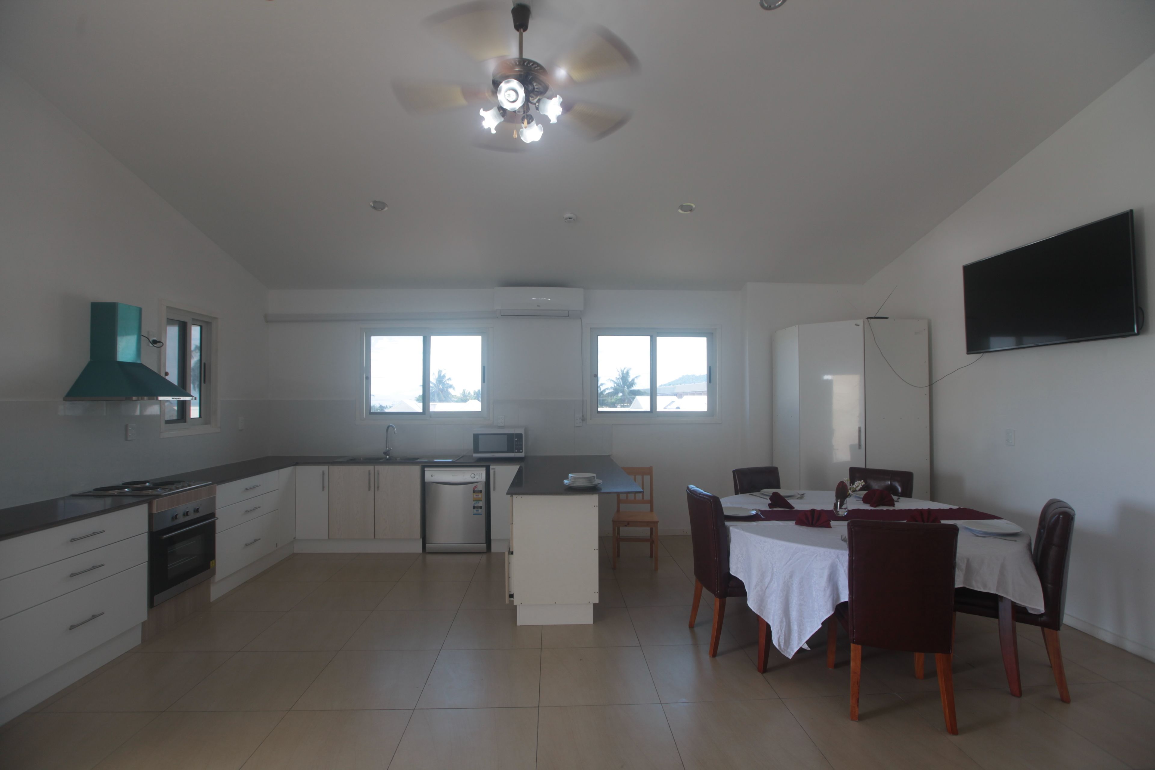 presidential room, 1 queen bed | living area | 32-inch tv with digital channels