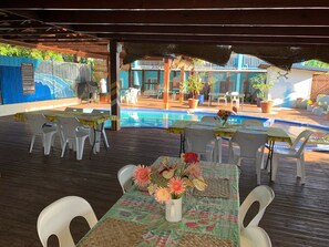 Una piscina al aire libre