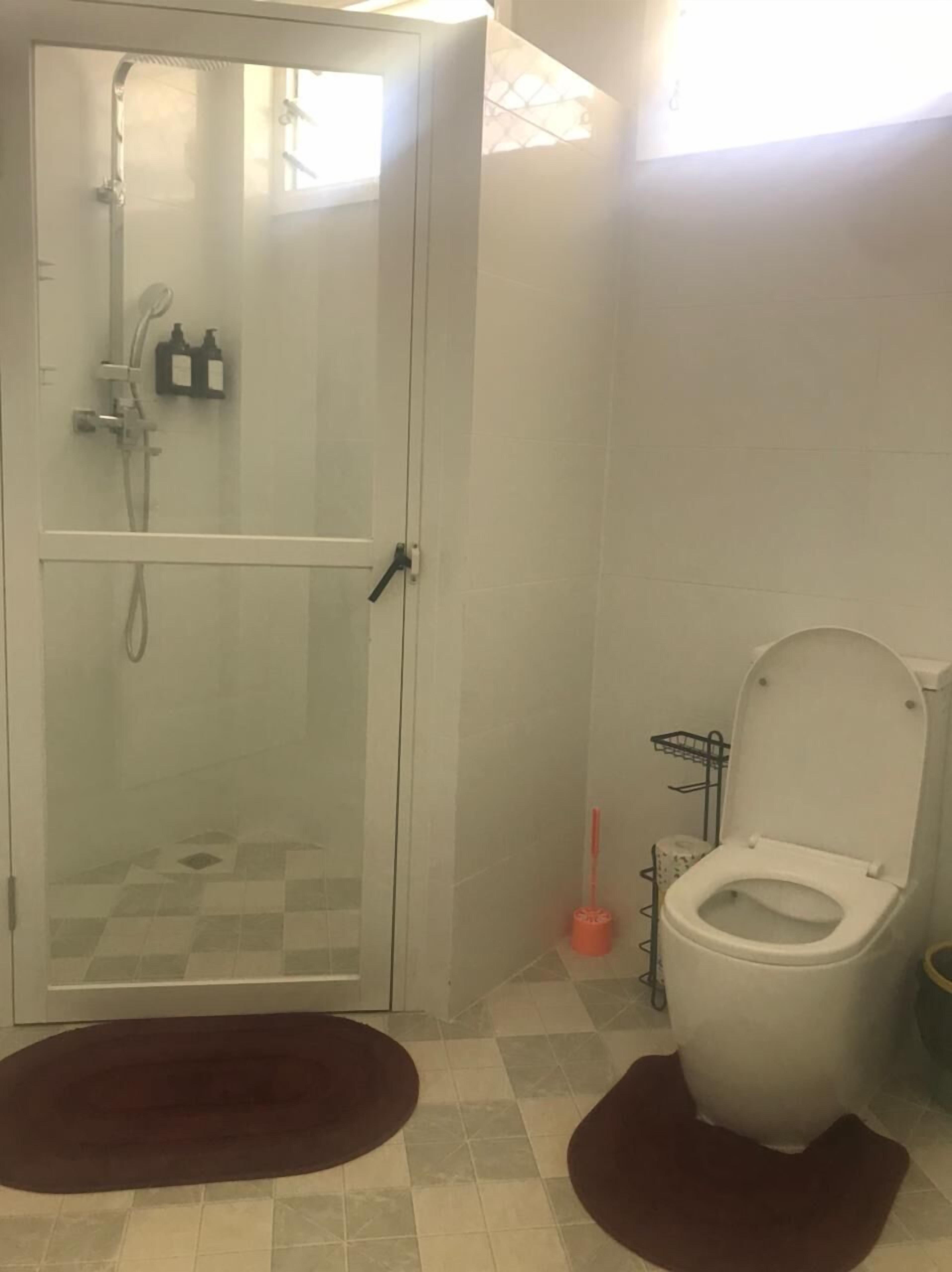 business apartment | bathroom | shower, free toiletries, towels