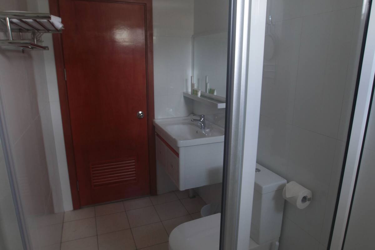 economy double shared facilities | bathroom | shower, free toiletries, towels