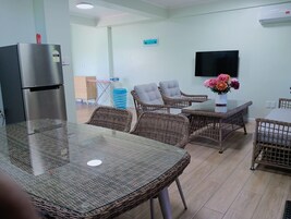 Business Apartment | Private kitchen | Oven, electric kettle, toaster, cleaning supplies