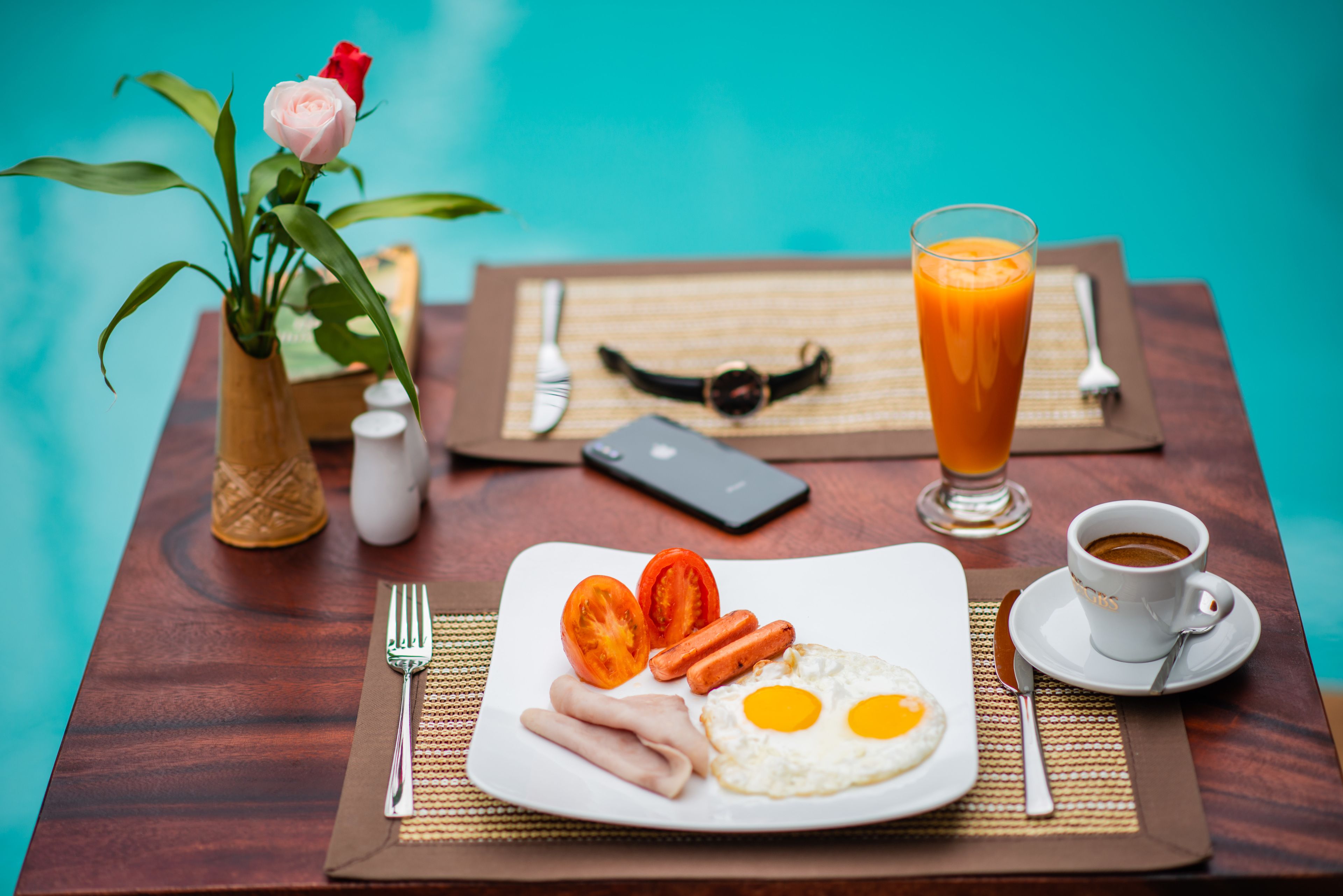 daily cooked-to-order breakfast (usd 8 per person)
