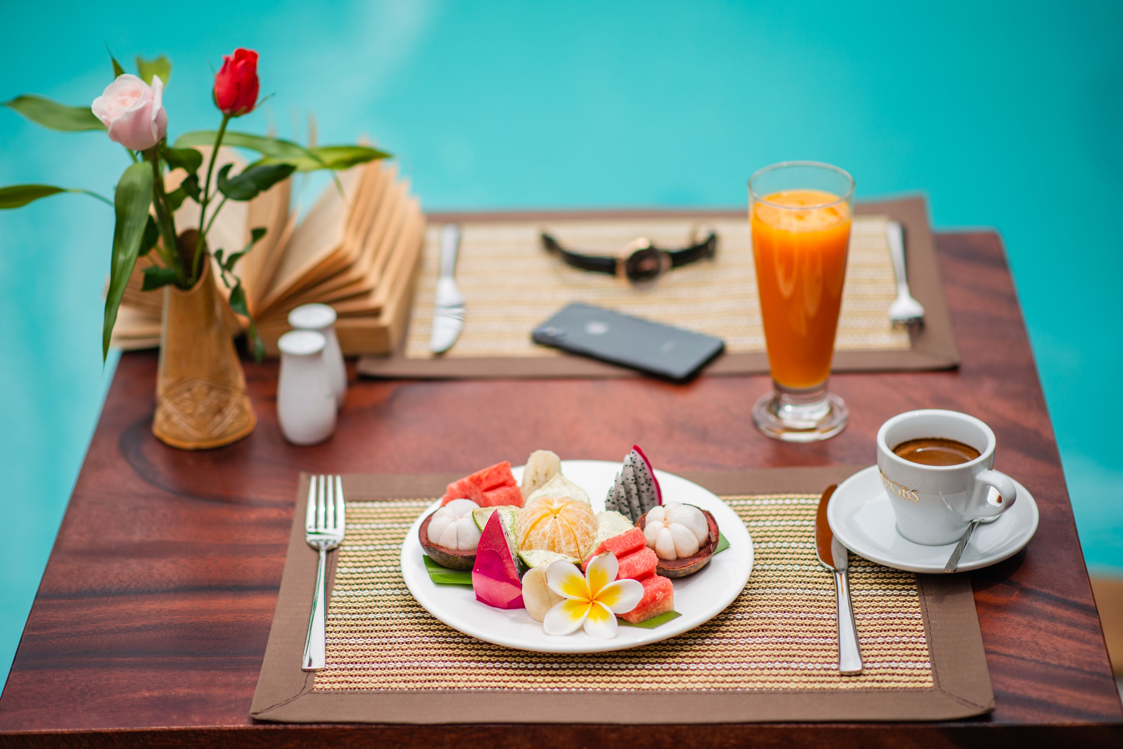 daily cooked-to-order breakfast (usd 8 per person)