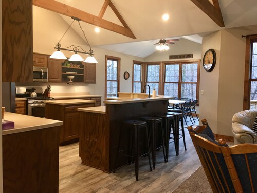  Spacious Family Friendly Lodge/Home located in the beautiful Hocking Hills.