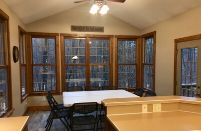  Spacious Family Friendly Lodge/Home located in the beautiful Hocking Hills.