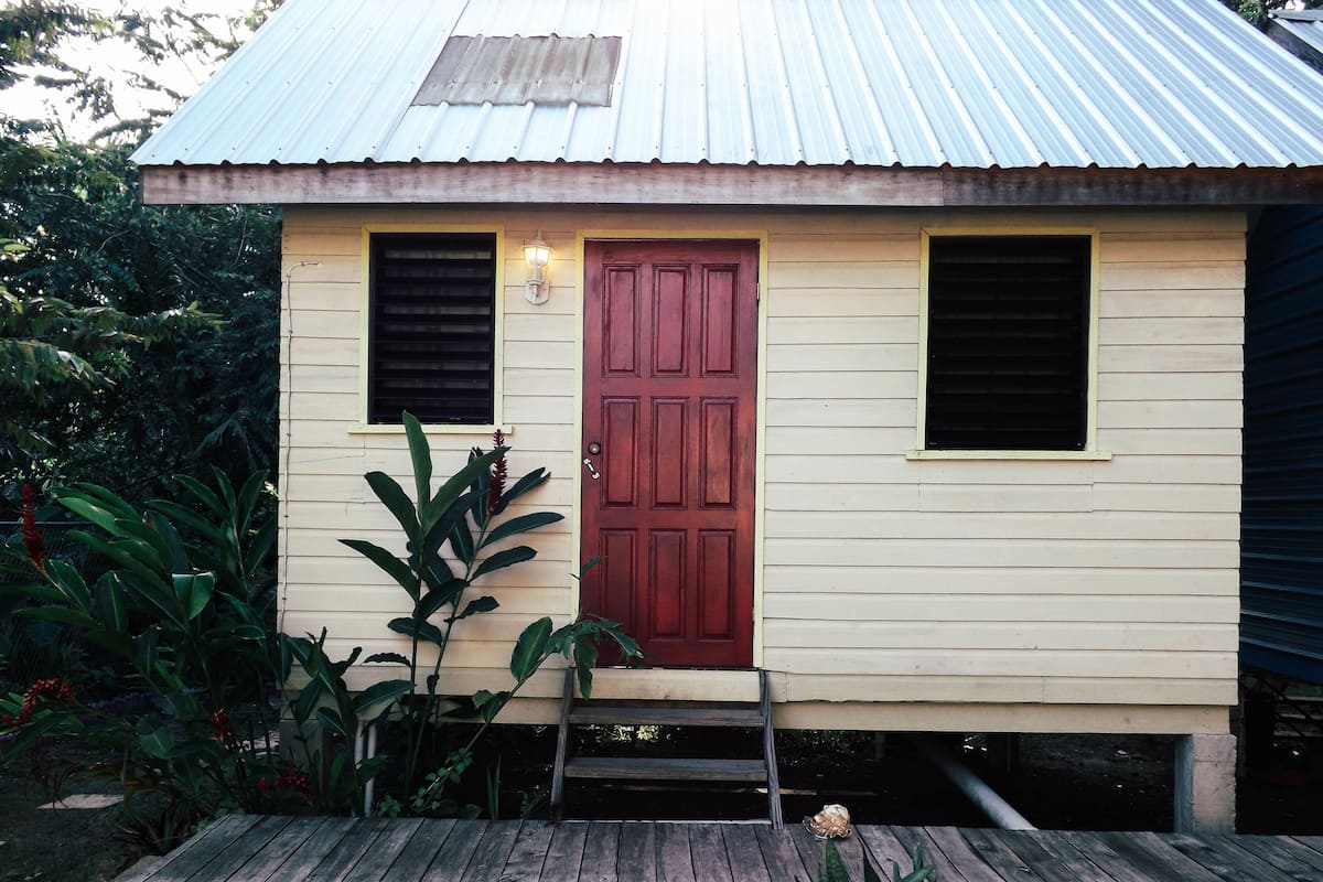 Tiny House Xunantunich, 1 Queen Bed | Iron/ironing board, WiFi (free), bed sheets