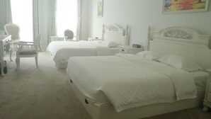 A hotel room with two beds, a chair, a desk, and a painting on the wall. - Solar food&drink campsite (Dezhou)