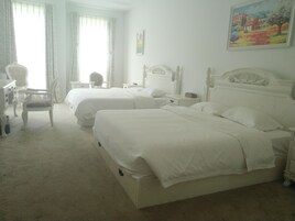Classic Quadruple Room, 2 Queen Beds | Desk, blackout drapes, free WiFi