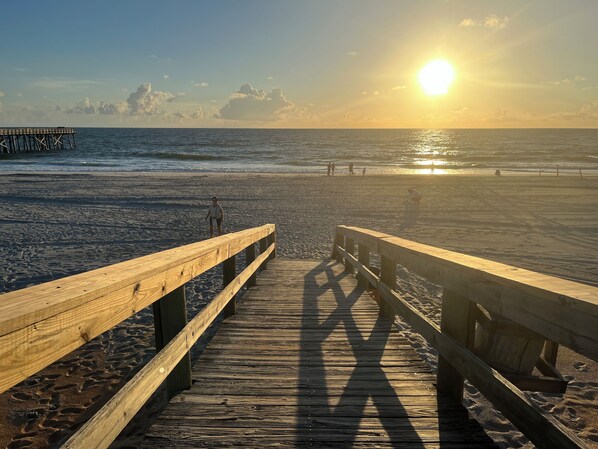 On the beach - Oleander - Charming Cottage Downtown - Steps to the Beach! (Flagler Beach)