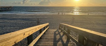 オレアンダー-魅力的なコテージダウンタウン-ビーチへのステップ！