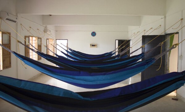 Dormitorio compartido económico (hammocks) | Escritorio, wifi gratis, ropa de cama