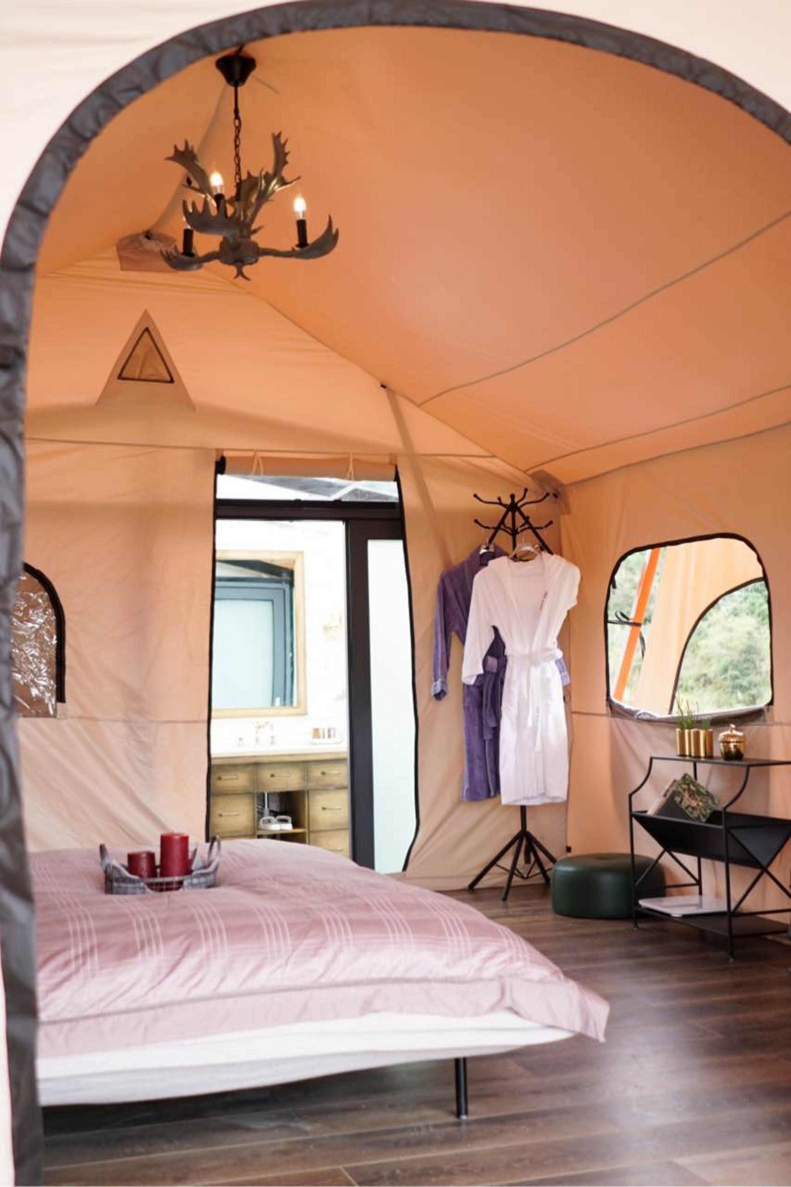 Escritorio y tabla de planchar con plancha 