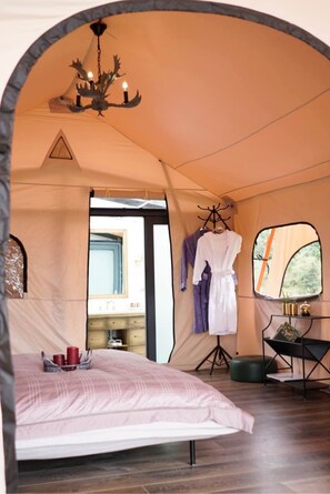 Escritorio y tabla de planchar con plancha 