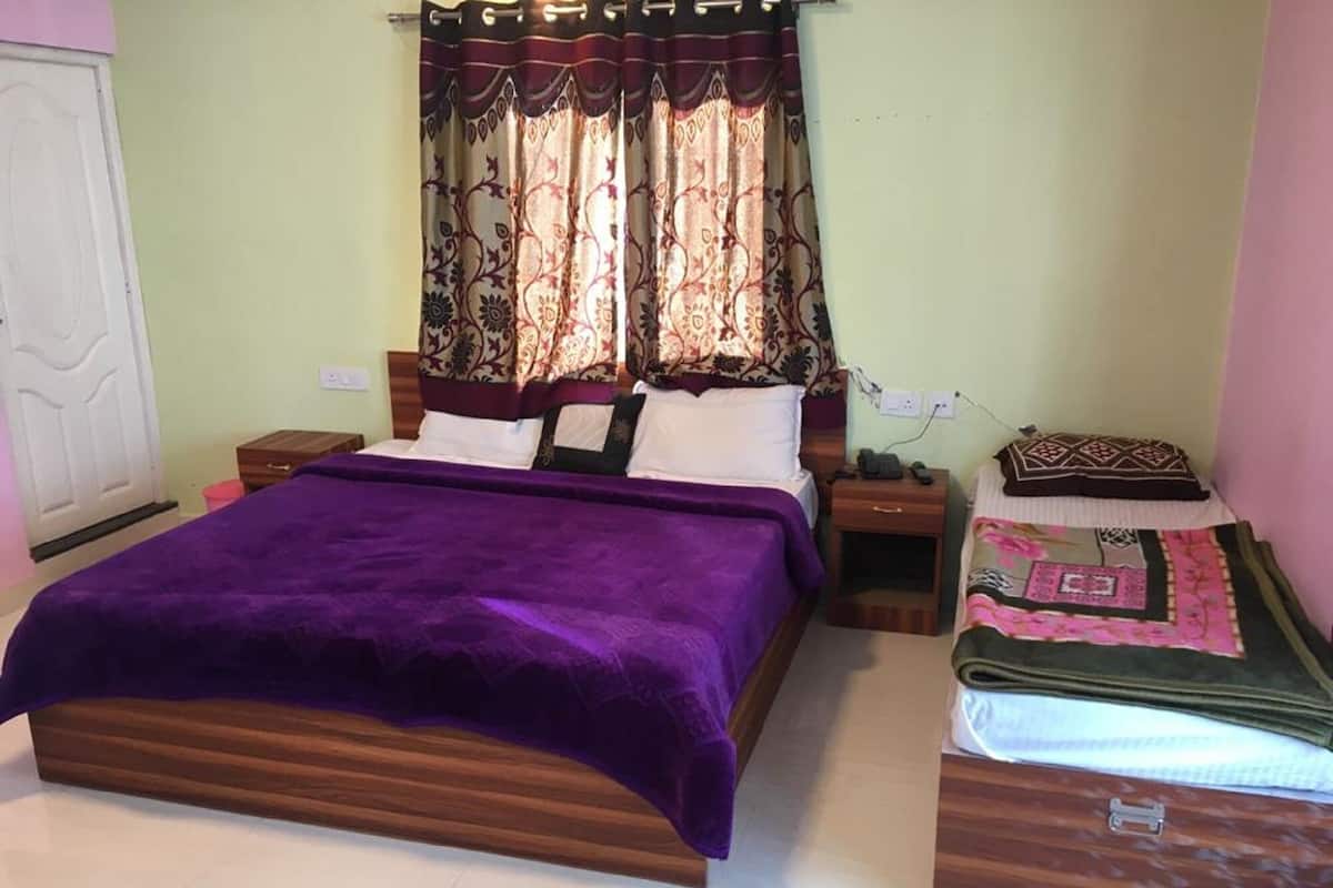 Family Triple Room | 1 bedroom, in-room safe, blackout curtains, soundproofing