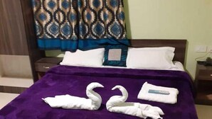 Habitación Deluxe doble, 1 cama de matrimonio grande | 1 dormitorio, caja fuerte, cortinas opacas y sistema de insonorización