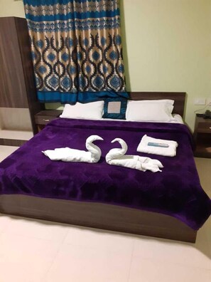 Deluxe Double Room, 1 King Bed | 1 bedroom, in-room safe, blackout drapes, soundproofing - Praba rooms and cottages (Ooty)