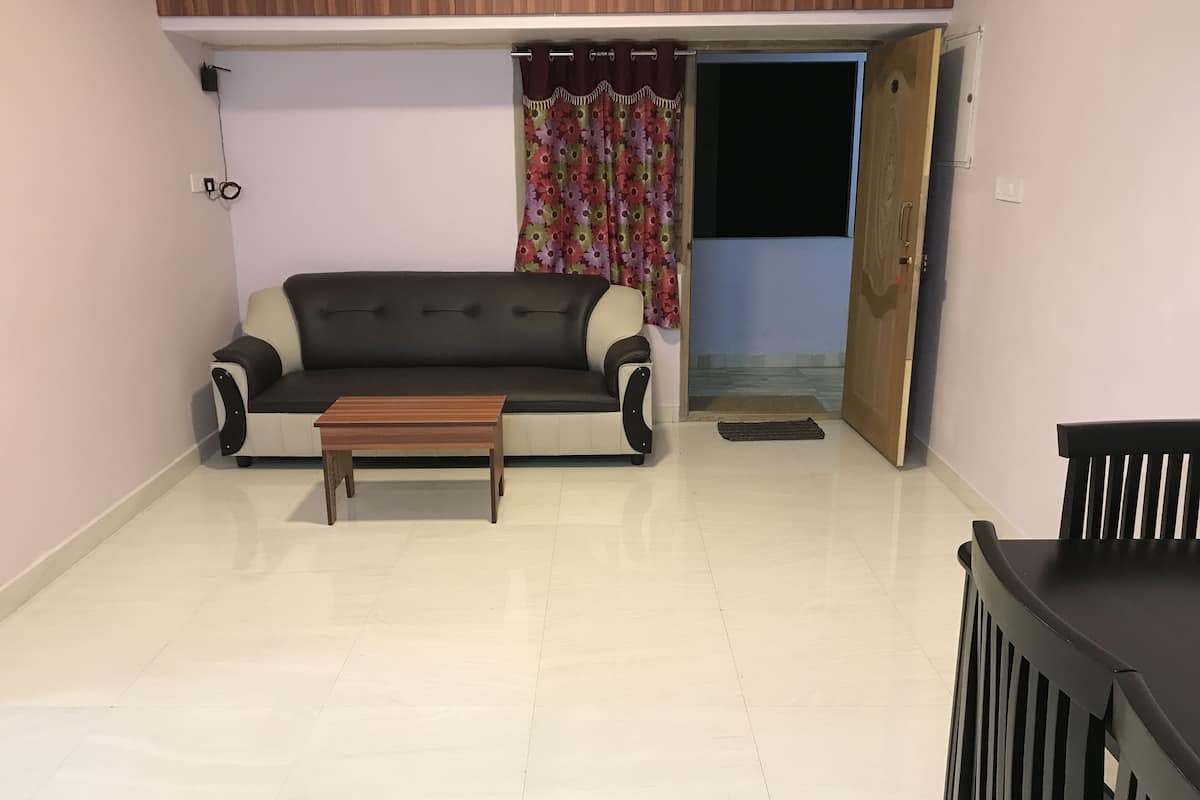 Deluxe Cottage, 2 Bedrooms | Living room | Flat-screen TV