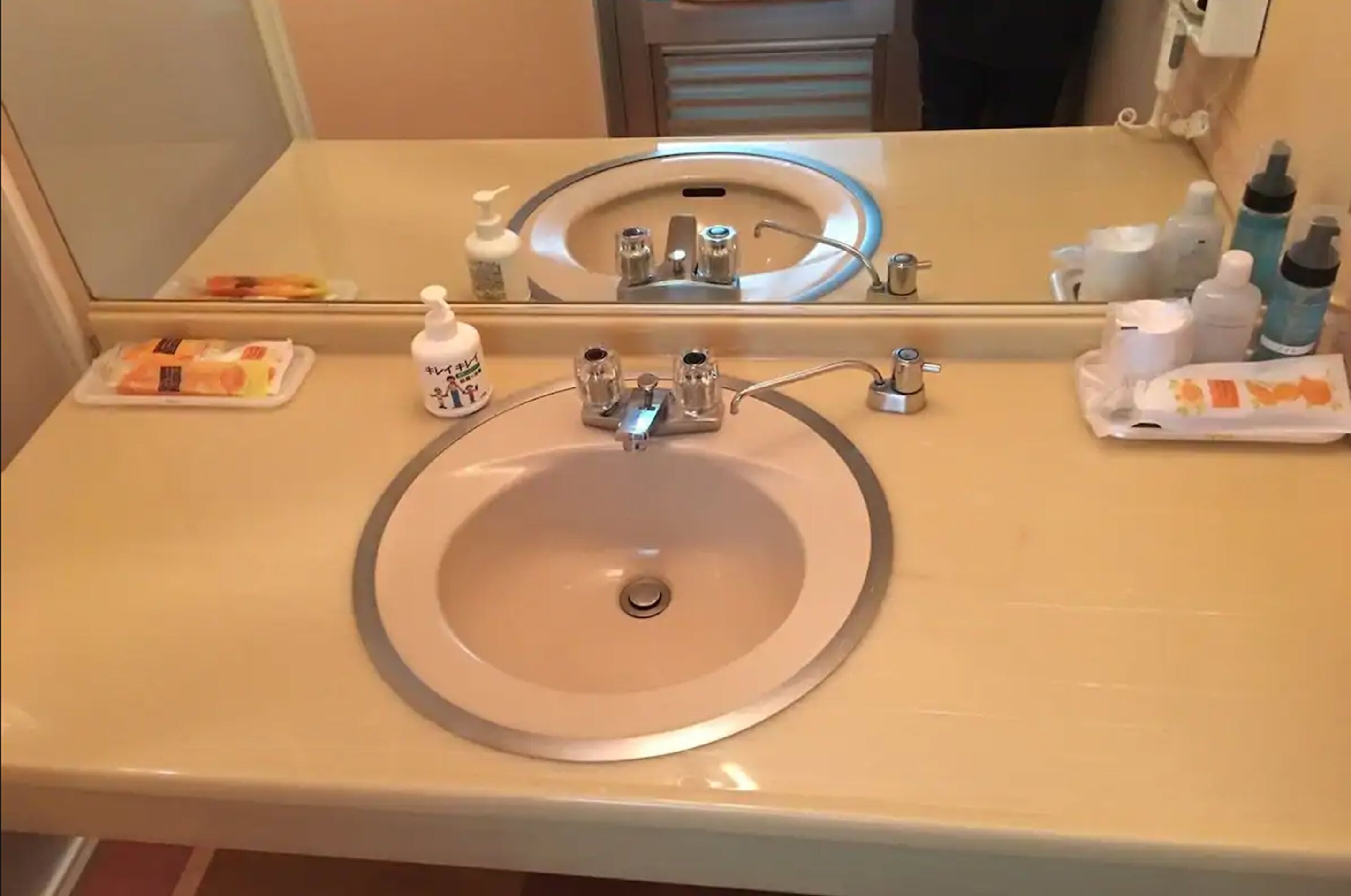 twin room, smoking | bathroom amenities | shower, free toiletries, hair dryer, slippers