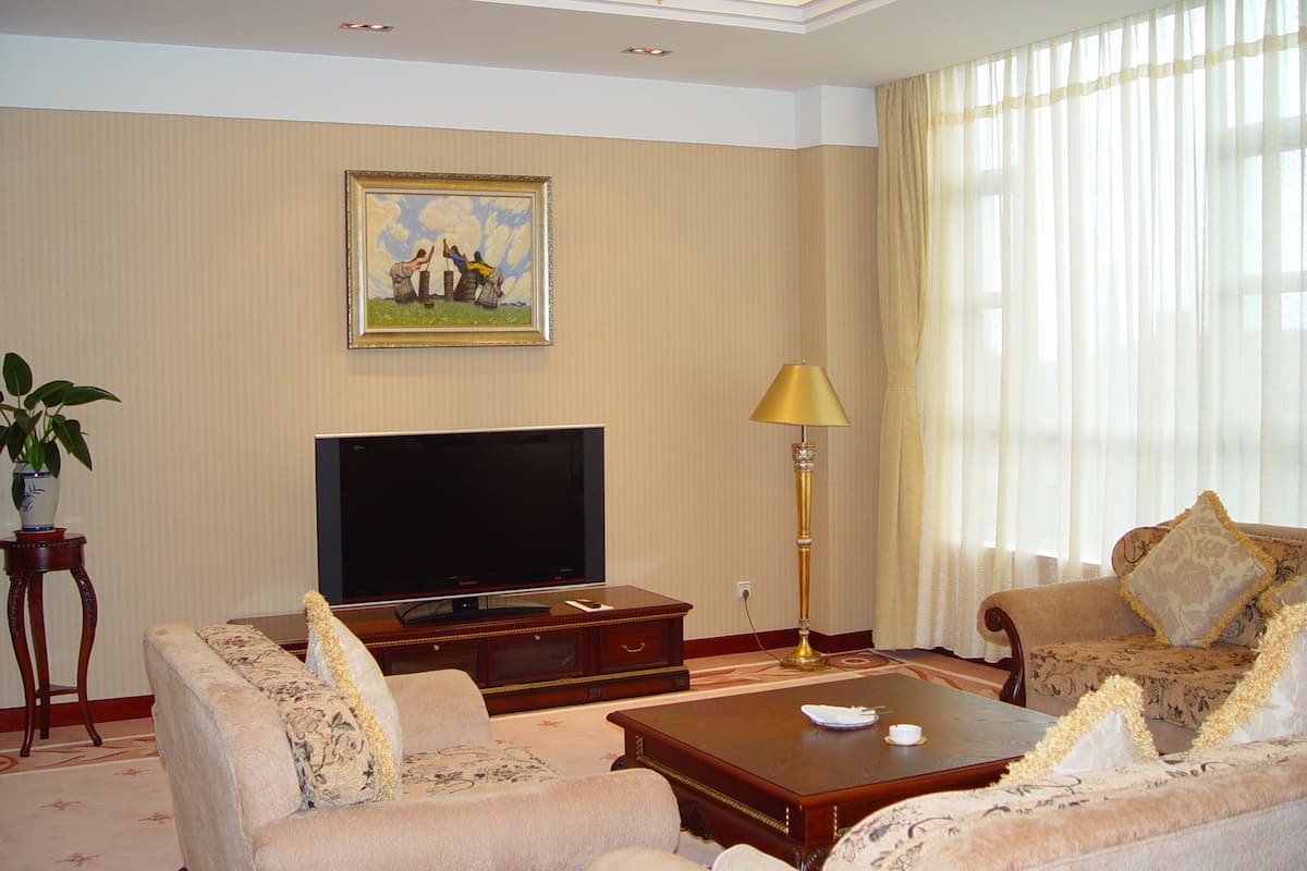 Suite Luxury | Una cassaforte in camera, una scrivania, tende oscuranti