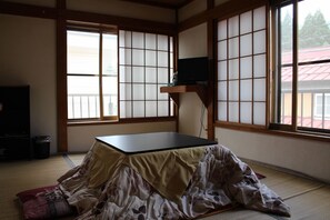 Japanese Style Triple Room, Shared Bathroom | Free WiFi - Lodge Charlie Brown (Yuzawa)