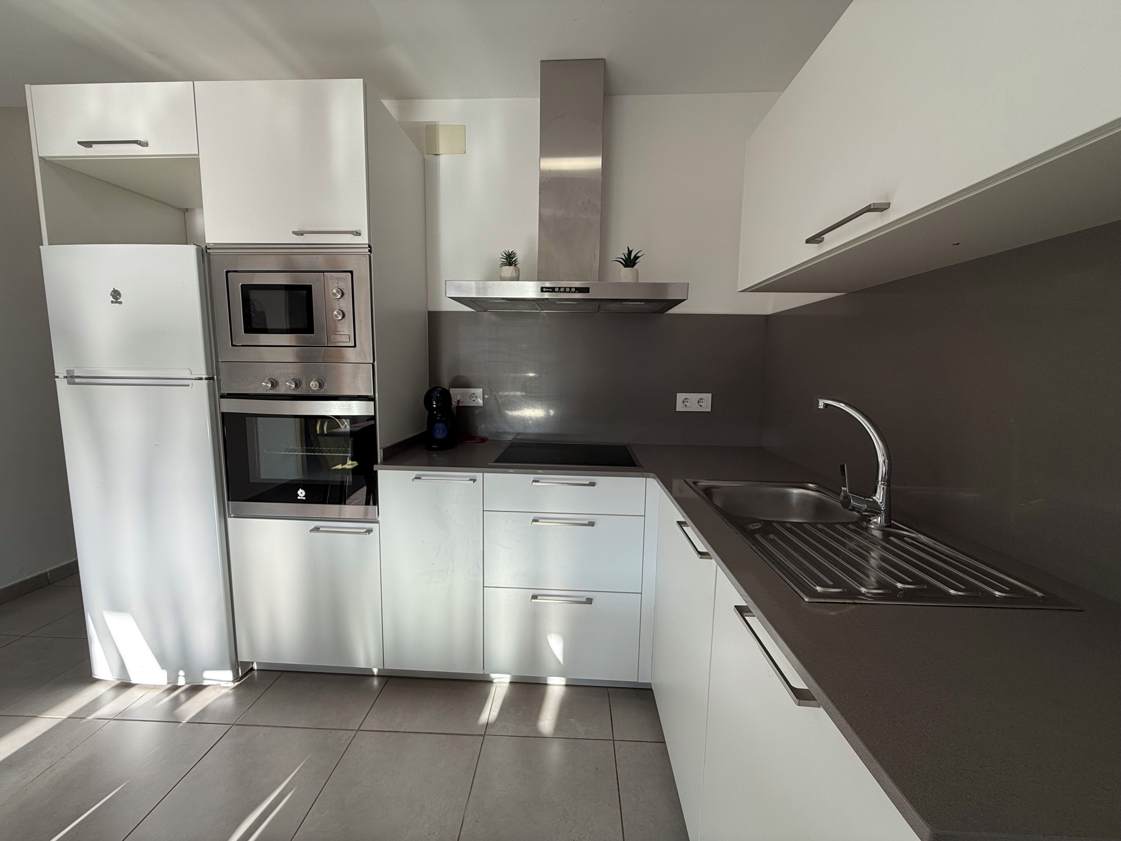 Réfrigérateur, micro-ondes, four, lave-vaisselle