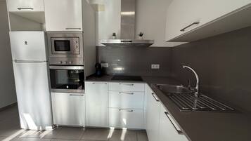 Kühlschrank, Mikrowelle, Ofen, Geschirrspüler