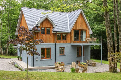 Bishops Bay Luxury Cottage beside Loch Leven in the Scottish Highlands