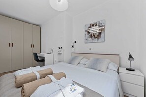 3 slaapkamers, een bureau, een strijkplank/strijkijzer, reisbedje