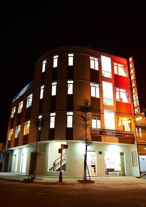 Front of property – evening/night - Sea Hai Yen Hotel (Da Nang)