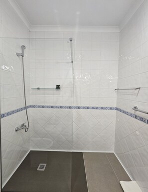 Badewanne, Haartrockner, Handtücher