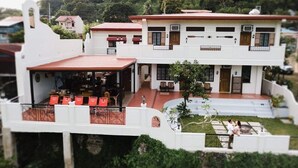 Una casa de dues plantes amb un pati i un jardí petit.